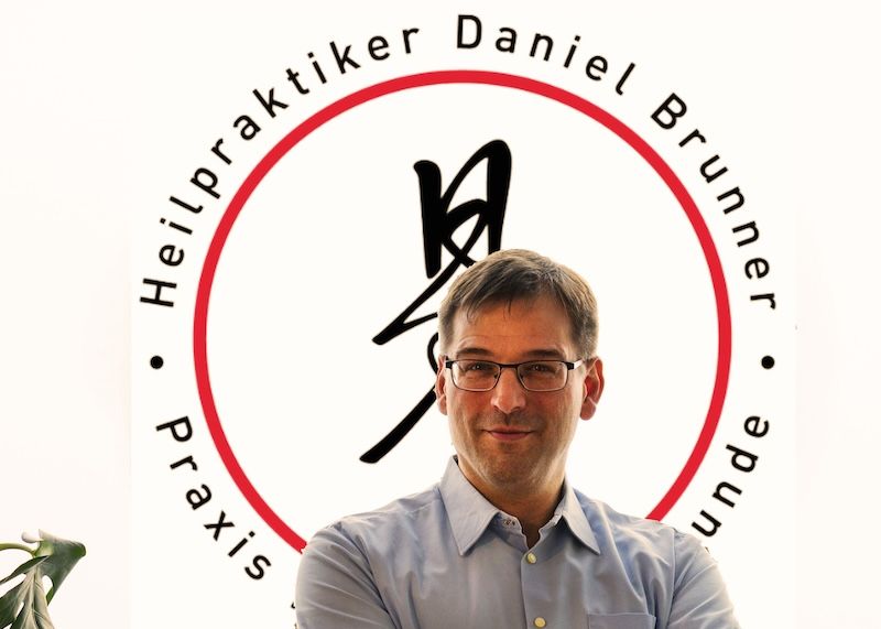 Heilpraktiker Daniel Brunner sitzt am Fenster in seiner Praxis in Berlin-Moabit.