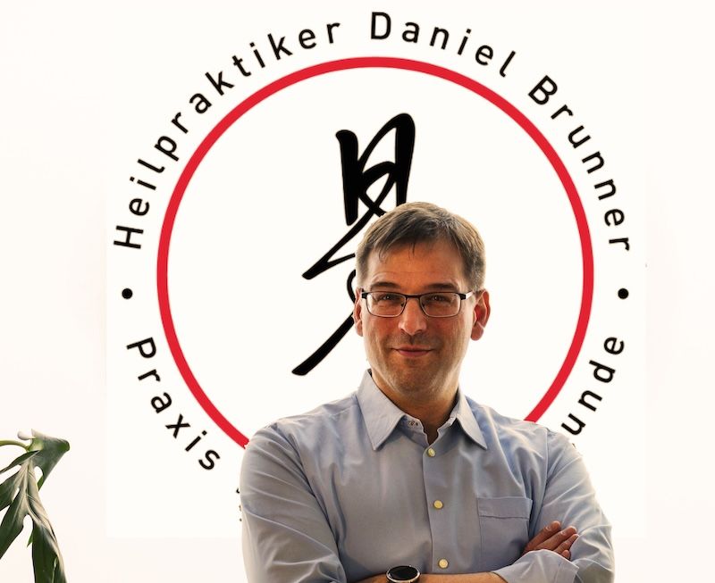 Heilpraktiker Daniel Brunner sitzt am Fenster in seiner Praxis in Berlin.
