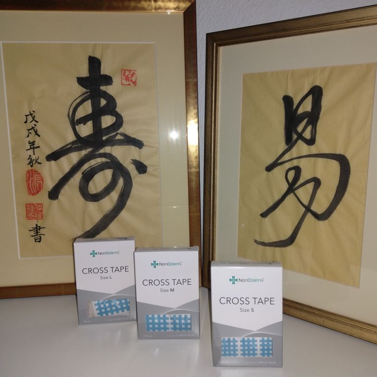 Zwei Bilder mit chinesischen Zeichen und Cross Tape.