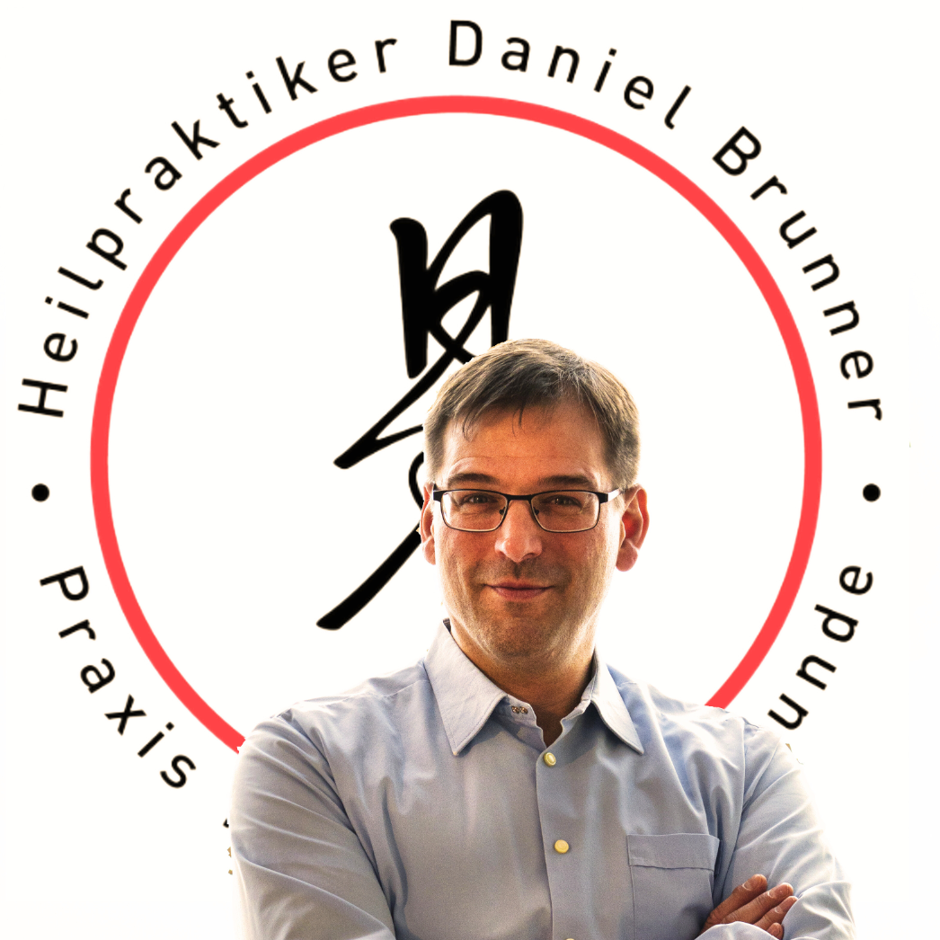 Heilpraktiker Daniel Brunner sitzt am Fenster in seiner Praxis in Berlin.
