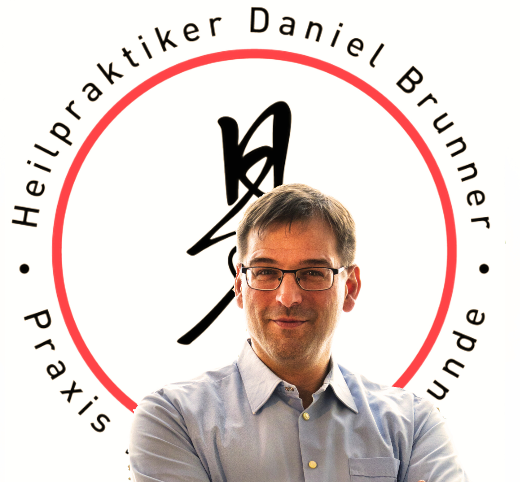 Heilpraktiker Daniel Brunner sitzt am Fenster in seiner Praxis in Berlin.